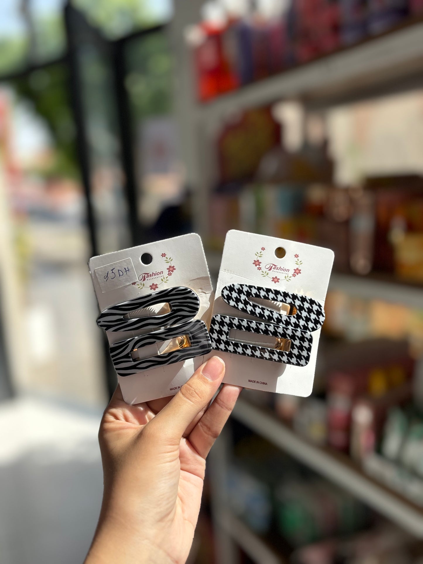 2pcs 1pack aléatoires barettes trendy- Girlzbox
