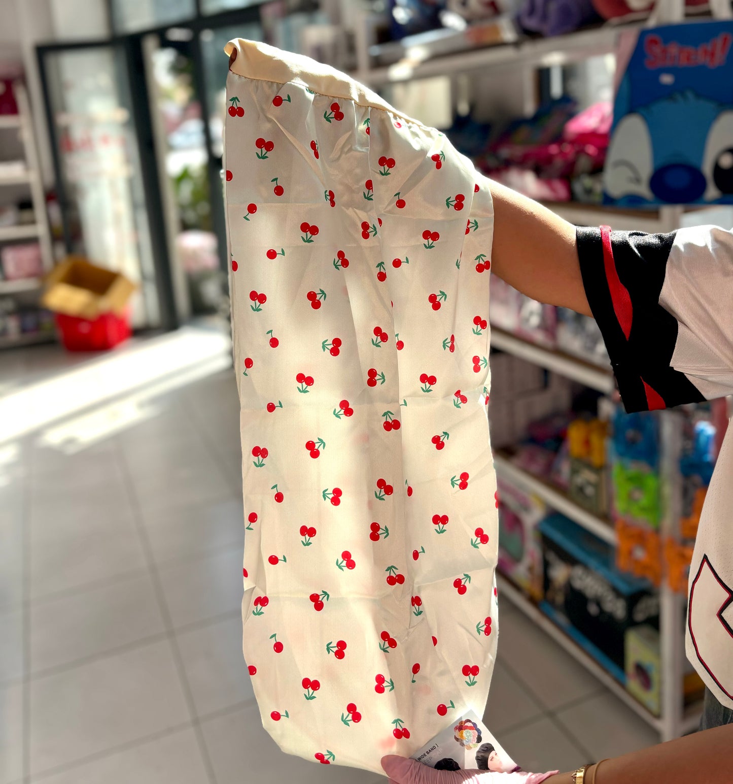 Grand bonnet de satin cerises - Girlzbox