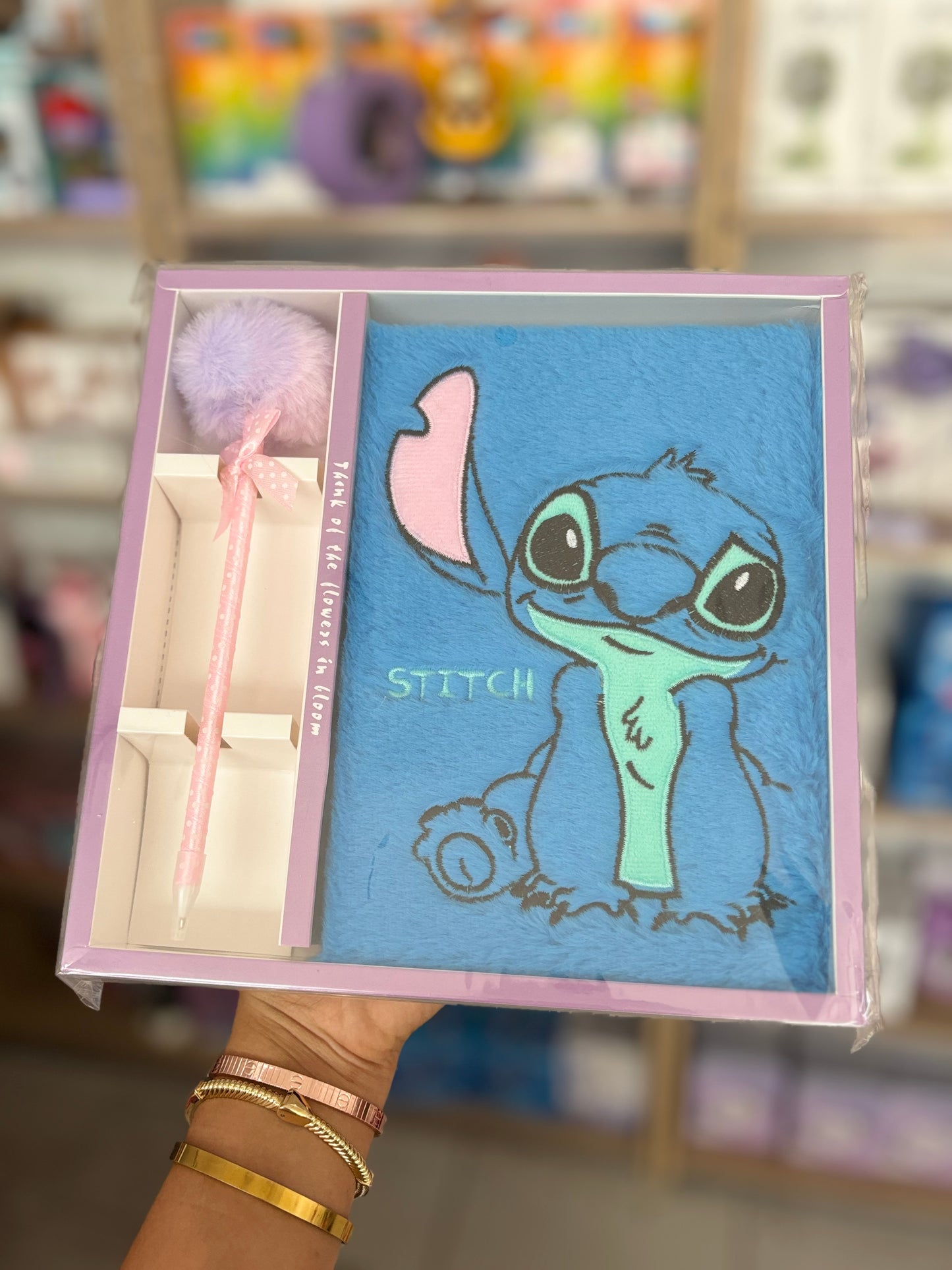 Bloc notes et stylo stitch couleur aléatoire - Girlzbox
