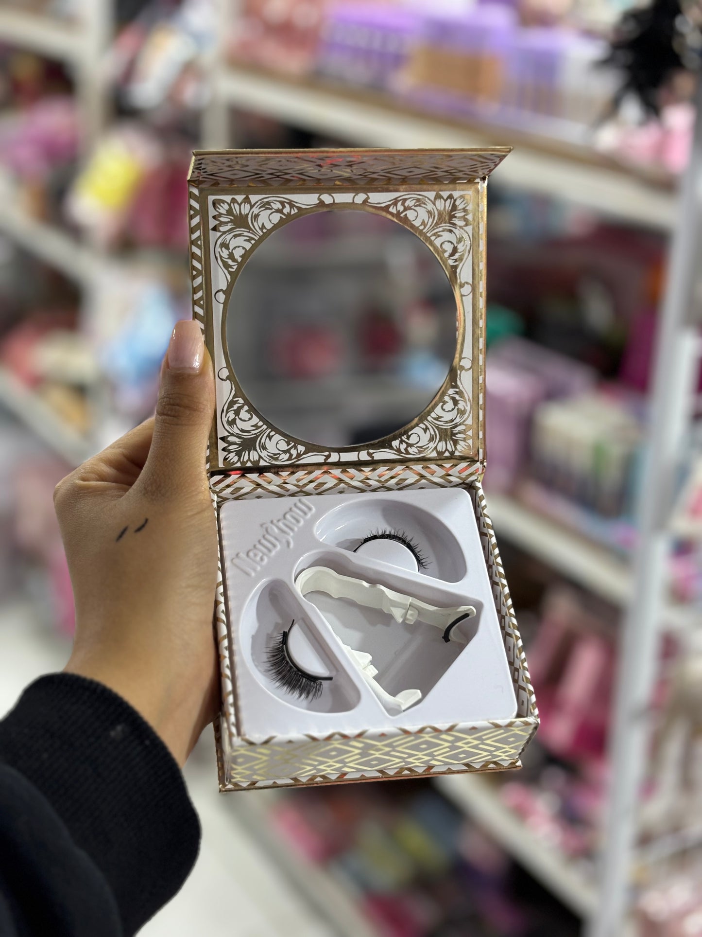 1 paire de faux cils magnétiques maroc avec applicateur, réutilisables, au style manga naturel.
Cils confortables, sans colle, faciles à poser et à retirer- Girlzbox