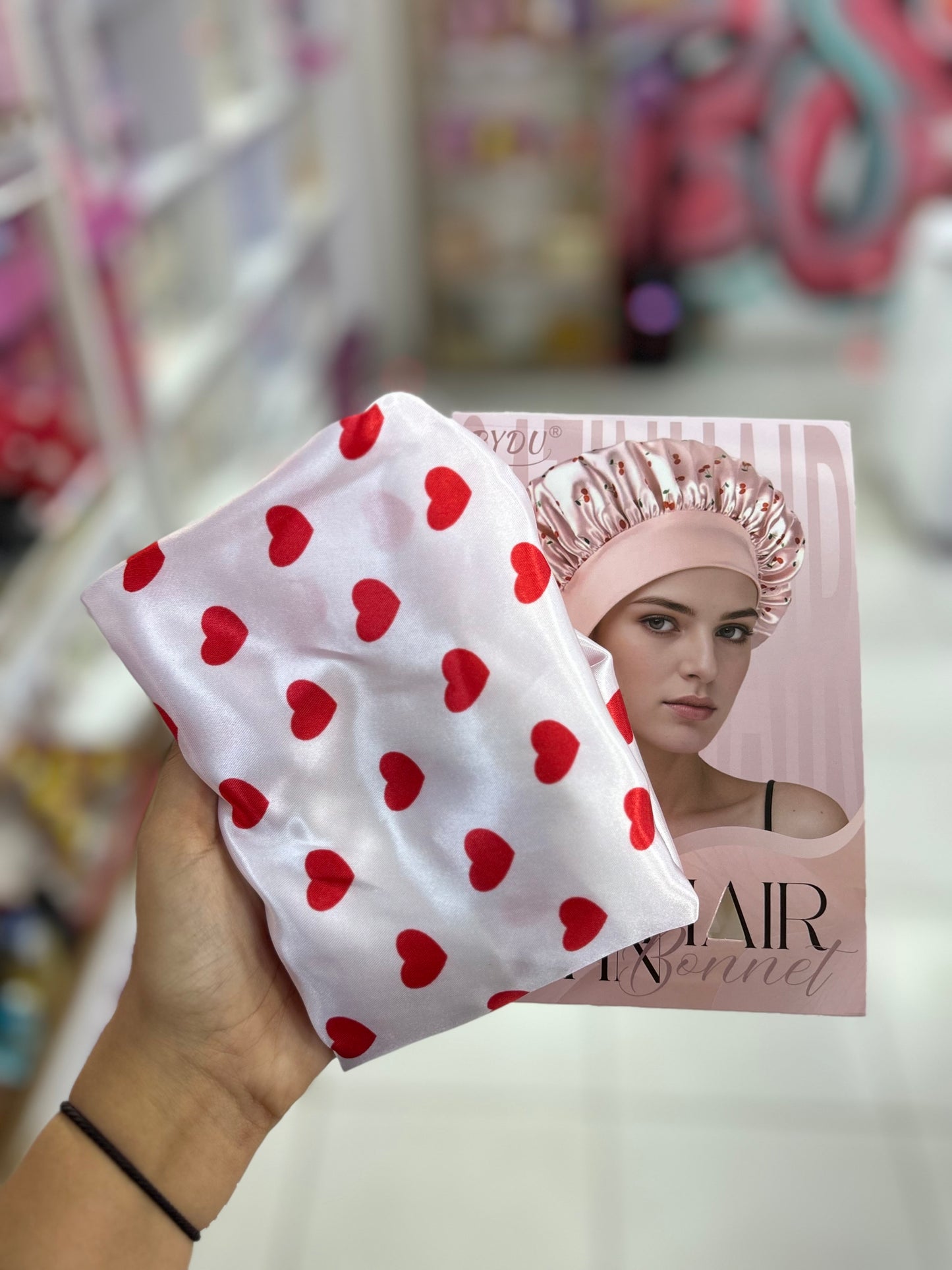 Bonnet en satin motif coeur haute qualité - Girlzbox