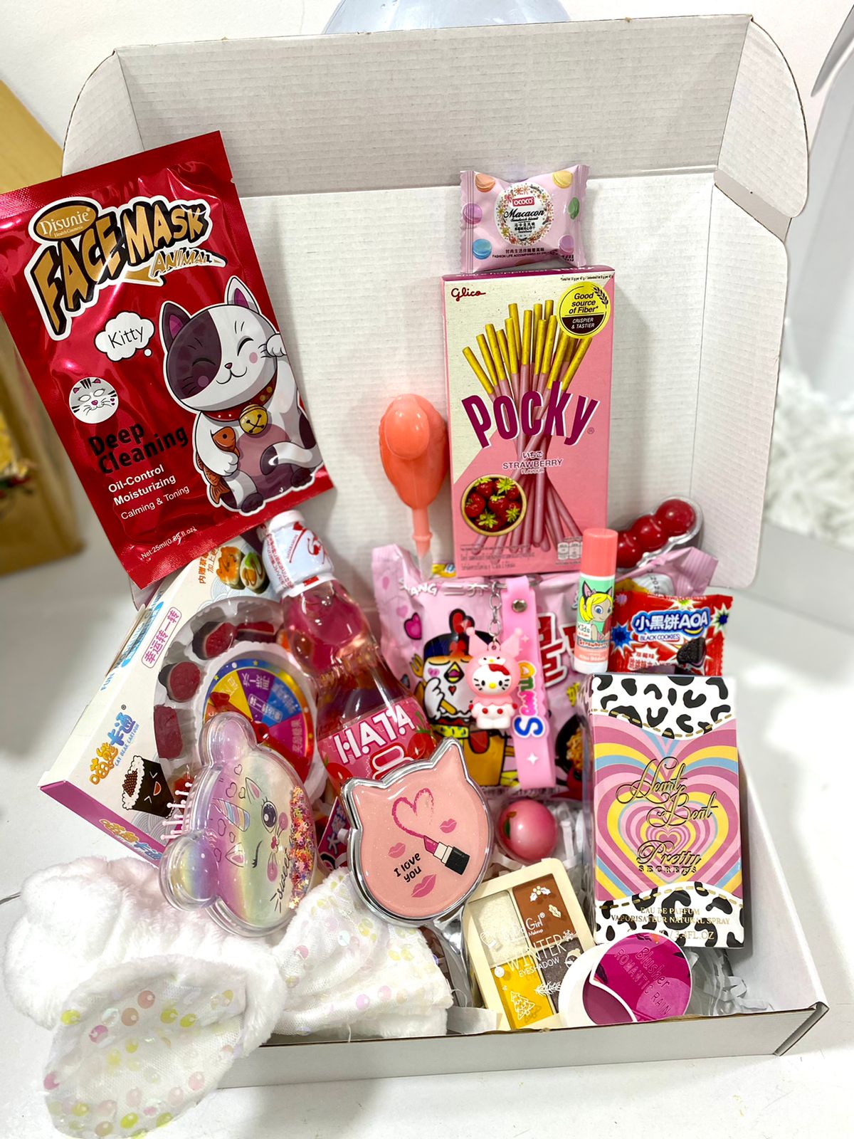 Pink lovers mix korean food and makeup - Girlz box